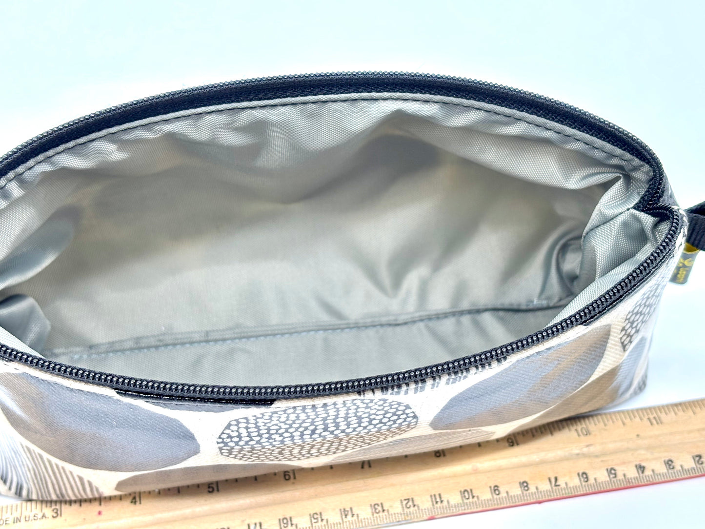Medium Makeup Bag in Rounds black & white