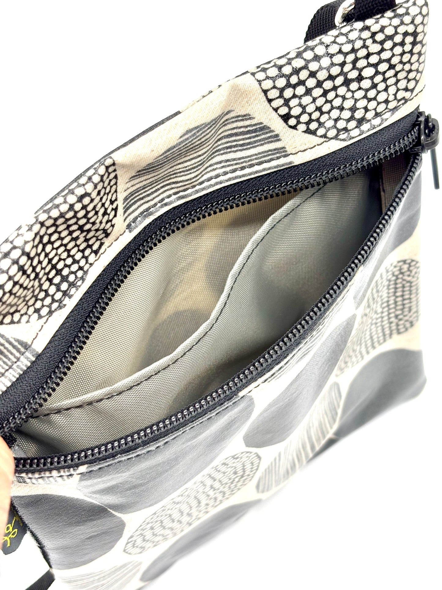 Small Travel Purse in Rounds Black & White