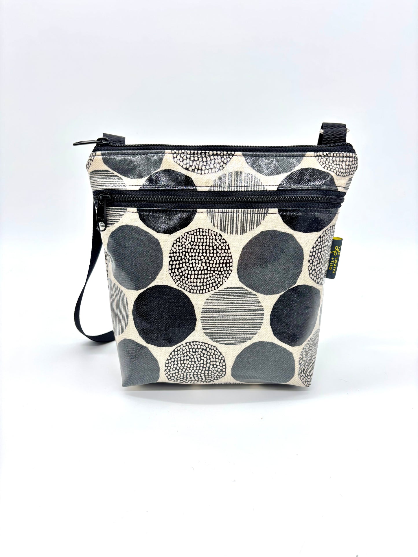 Medium Travel Purse in Rounds Black & White