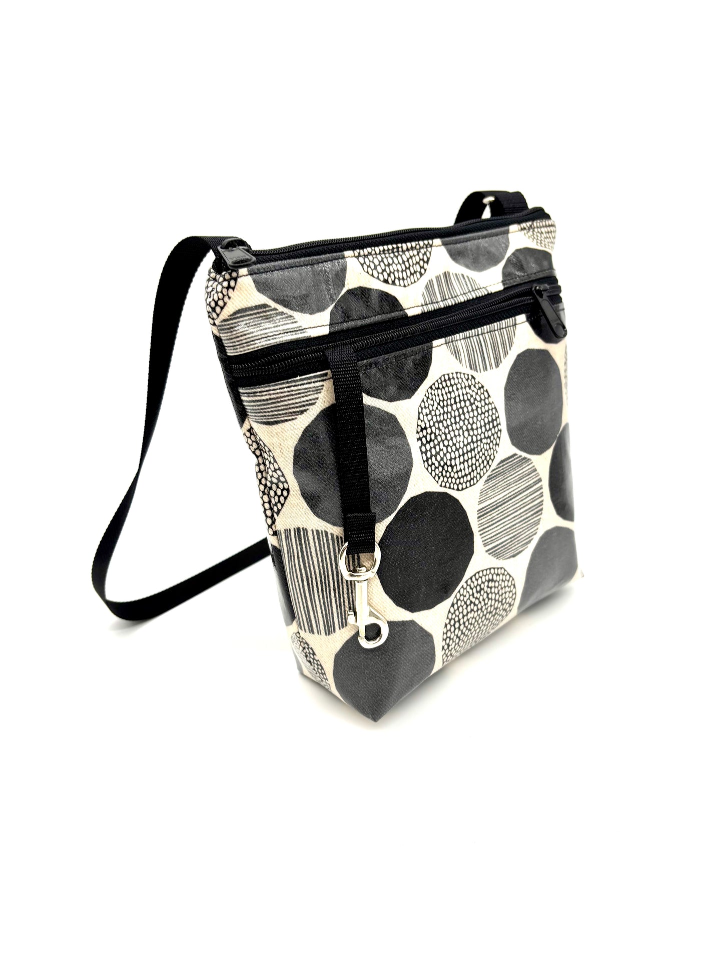 Medium Travel Purse in Rounds Black & White