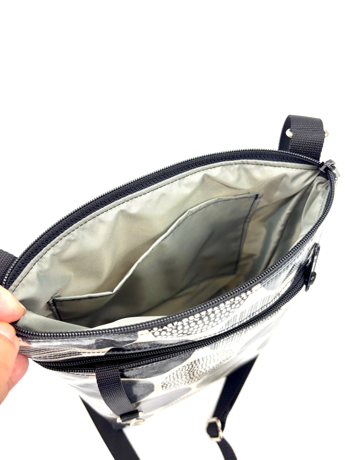 Medium Travel Purse in Rounds Black & White