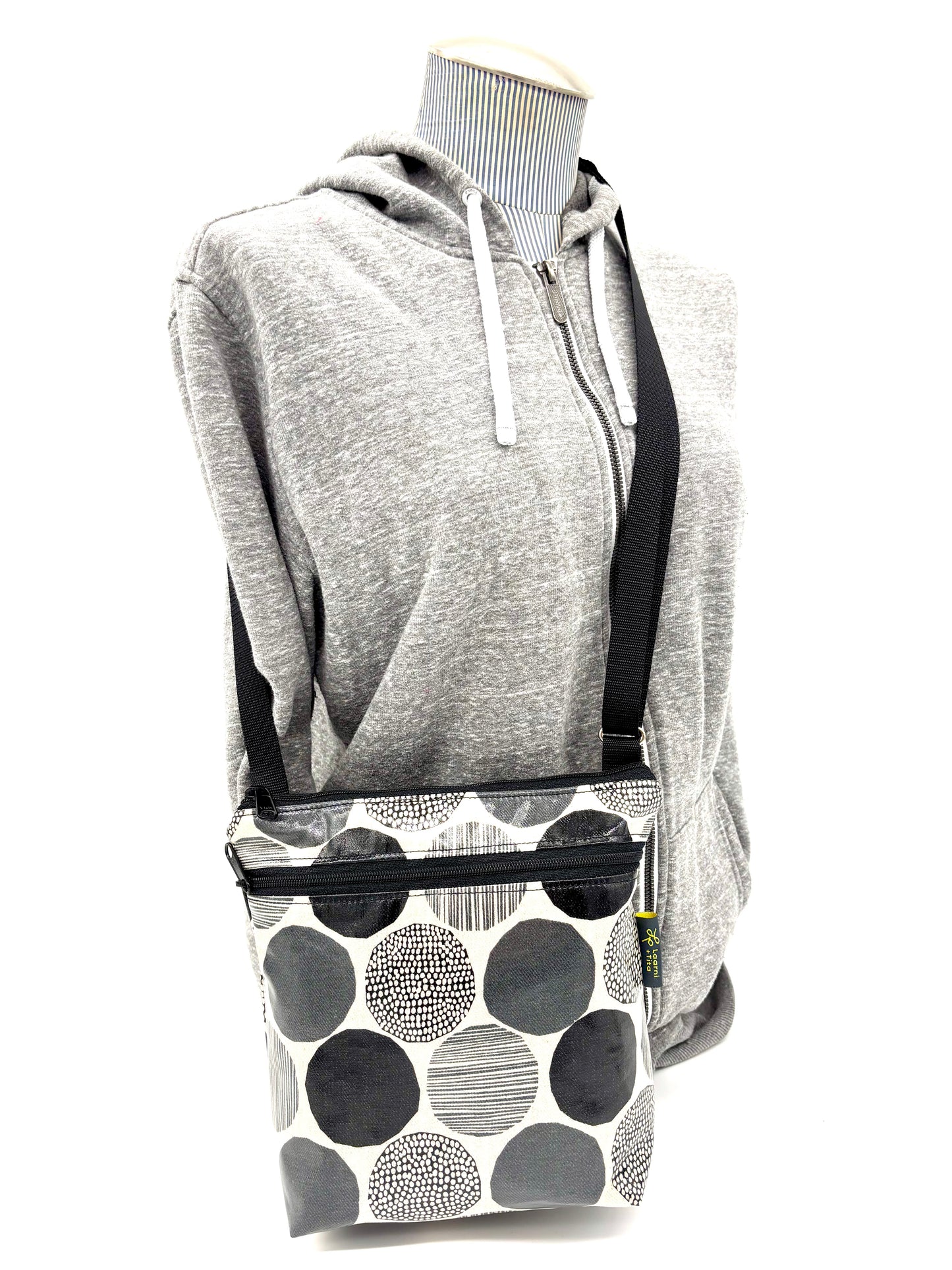 Medium Travel Purse in Rounds Black & White
