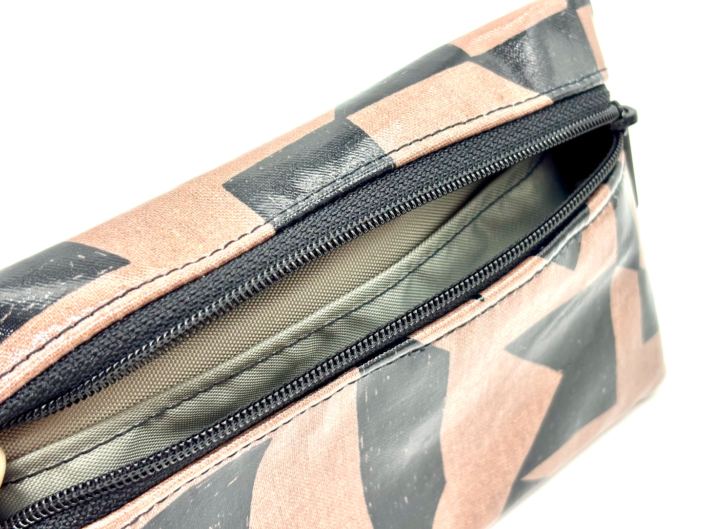 Medium Wristlet in Graphics Black & Mocha