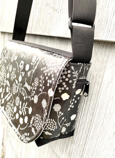 Short Messenger Bag in Silver Fox