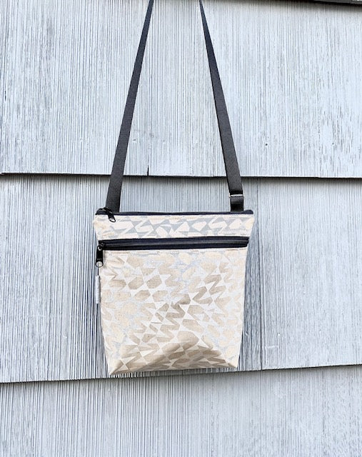 Medium Travel Purse in Silver Cream Streamers