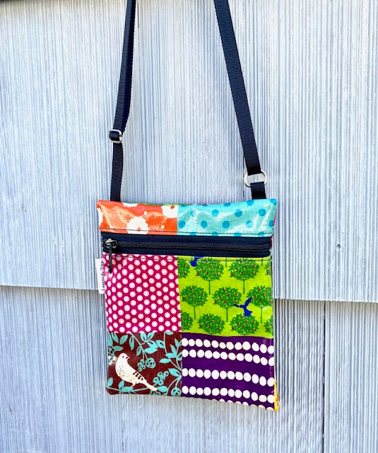 Small Travel Purse in Cream Bird Patchwork