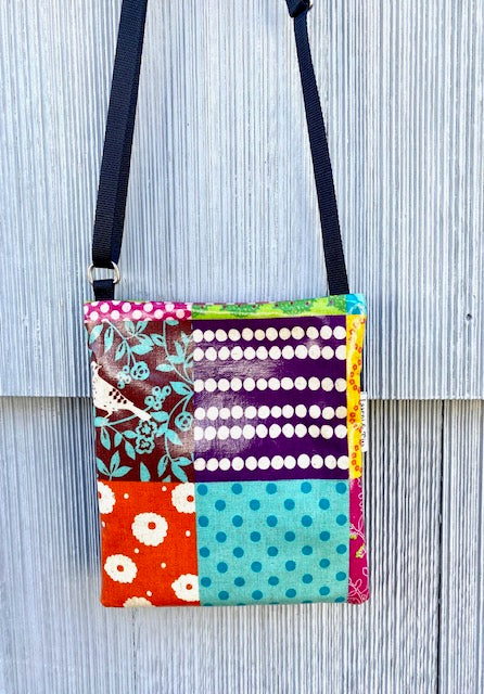 Small Travel Purse in Cream Bird Patchwork