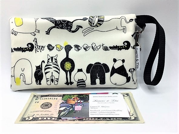 Medium Wristlet in Animals print