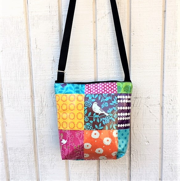 Medium Travel Purse in Cream Bird Patchwork