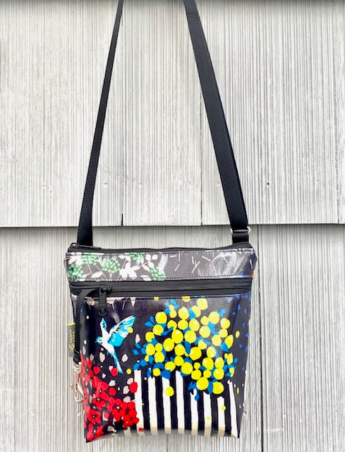 Medium Travel Purse in Garden Bird black