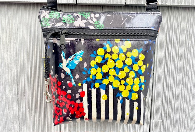 Medium Travel Purse in Garden Bird black