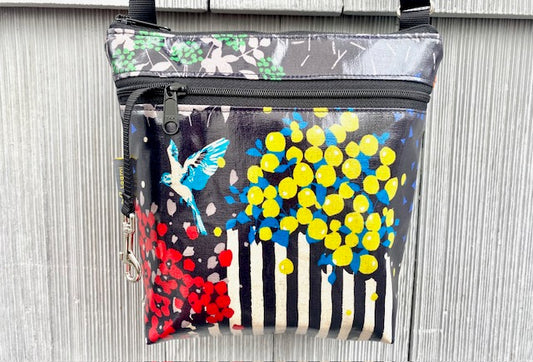 Medium Travel Purse in Garden Bird black