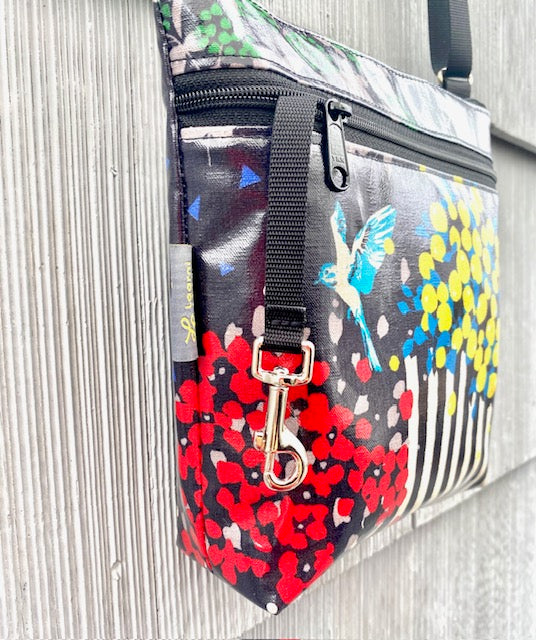 Medium Travel Purse in Garden Bird black