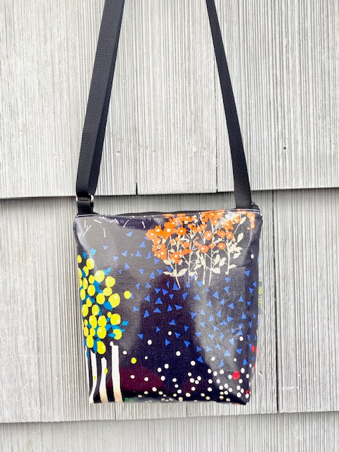 Medium Travel Purse in Garden Bird black