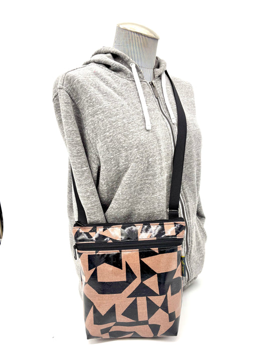 Medium Travel Purse in Graphics Black & Mocha