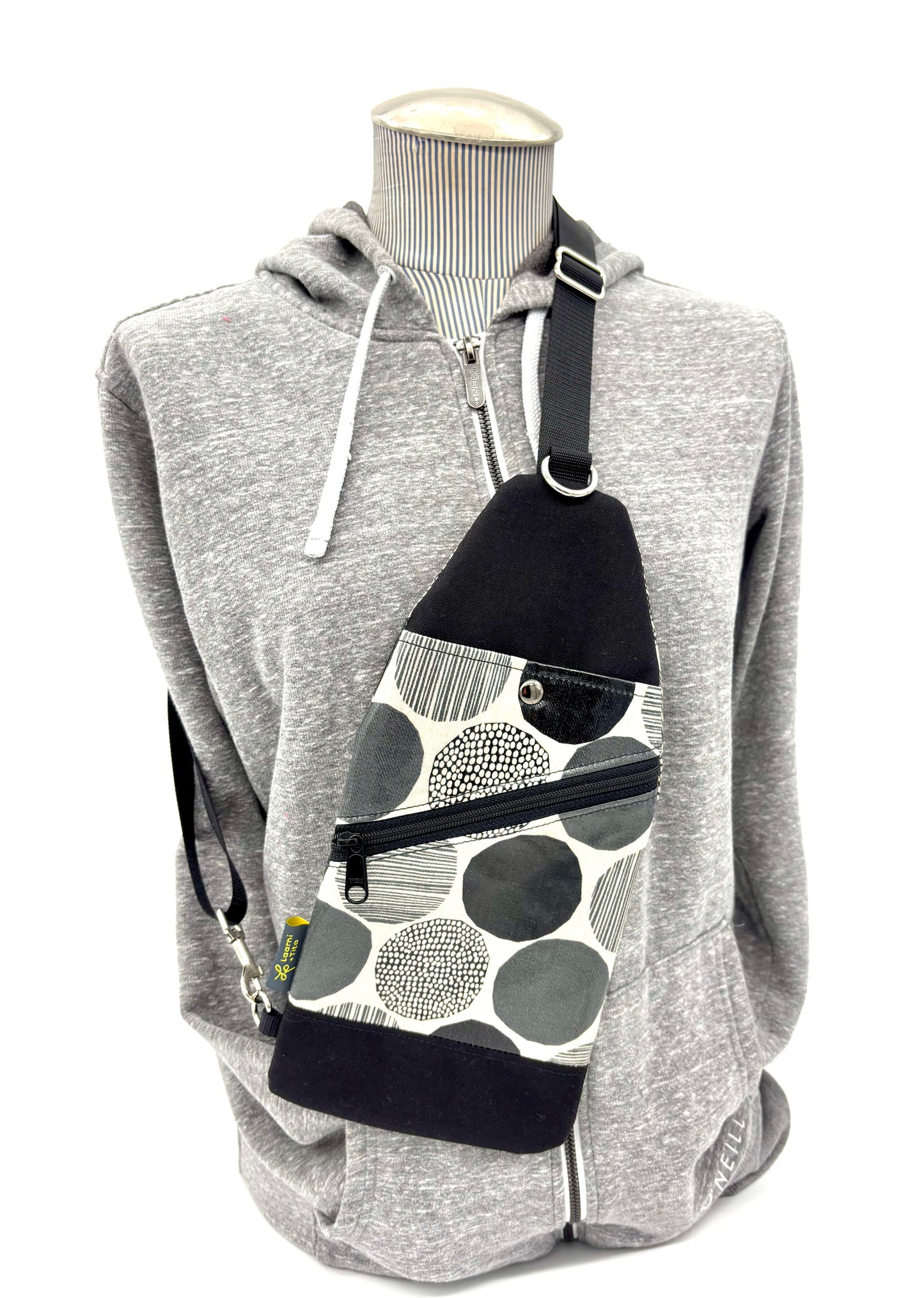 Travel Sling in Rounds Black & White