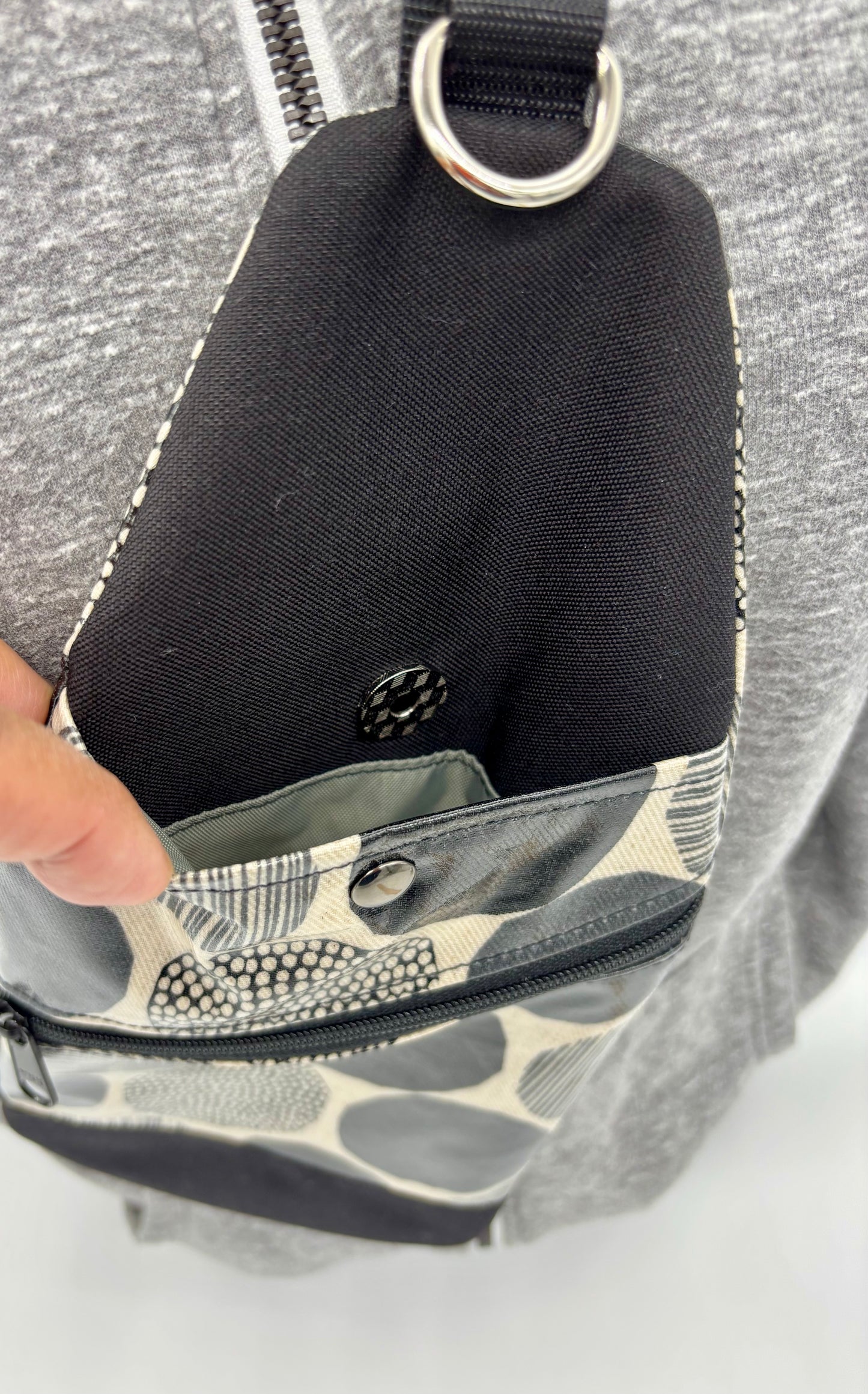 Travel Sling in Rounds Black & White