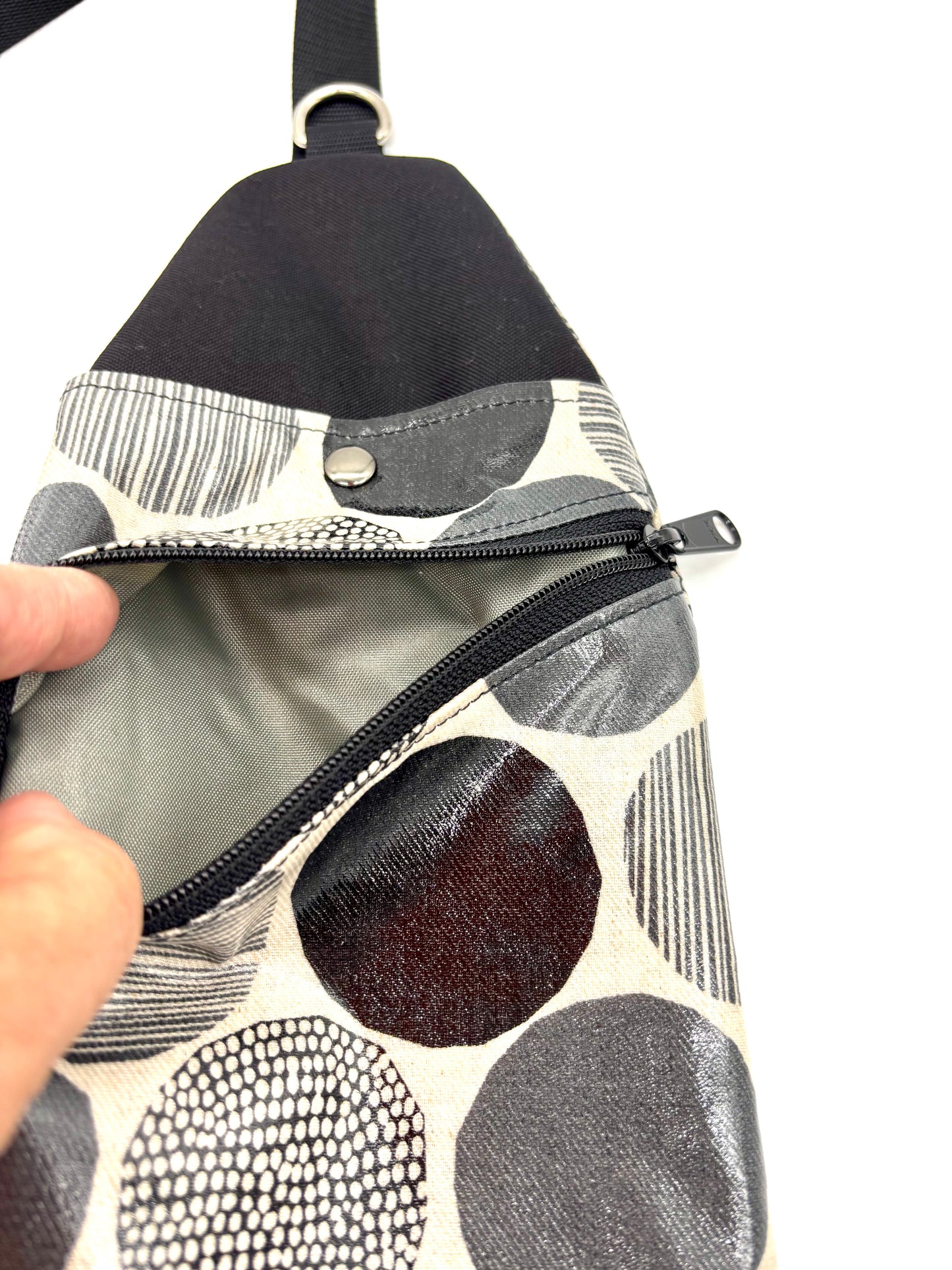 Travel Sling in Rounds Black & White