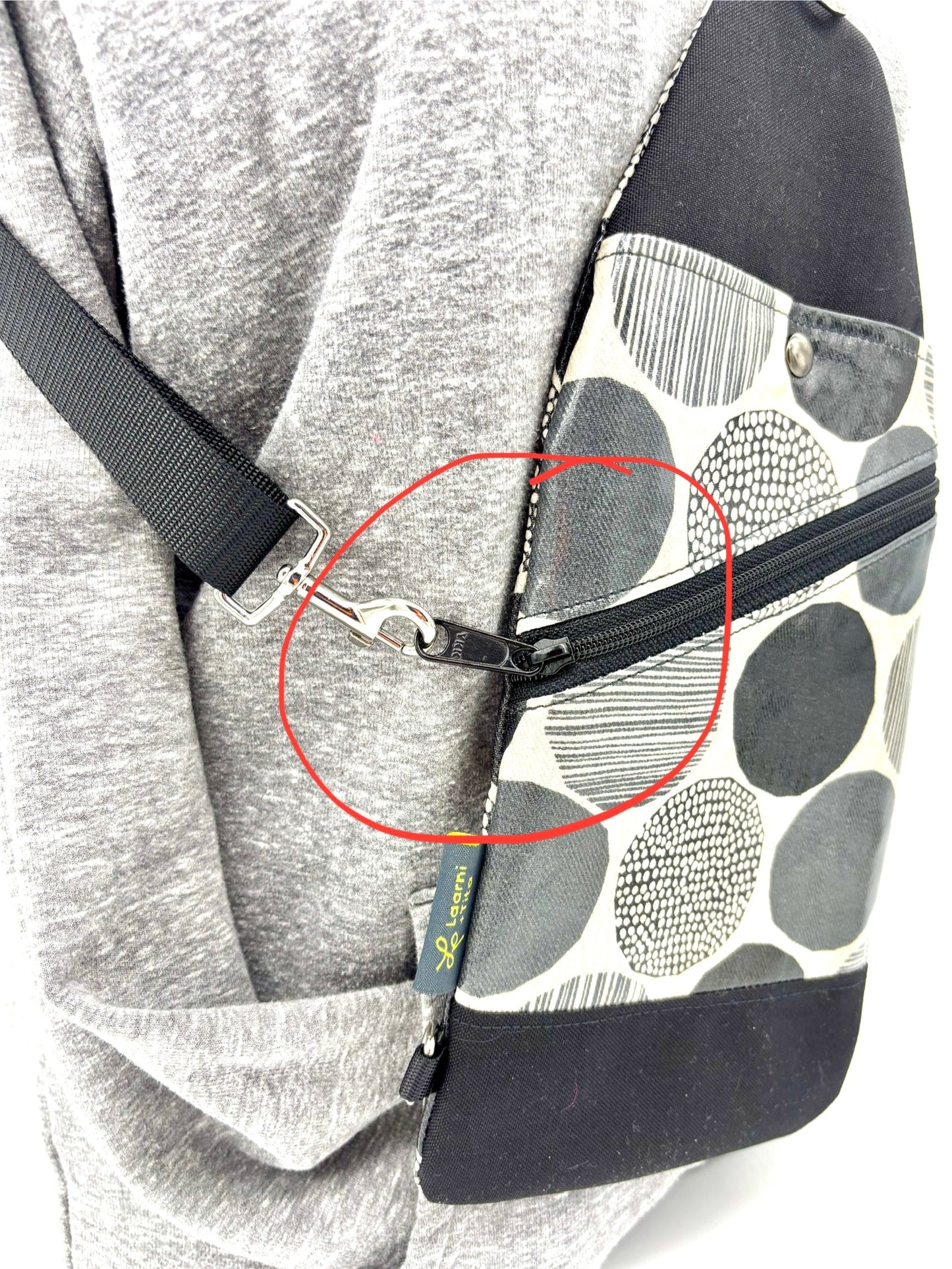 Travel Sling in Rounds Black & White