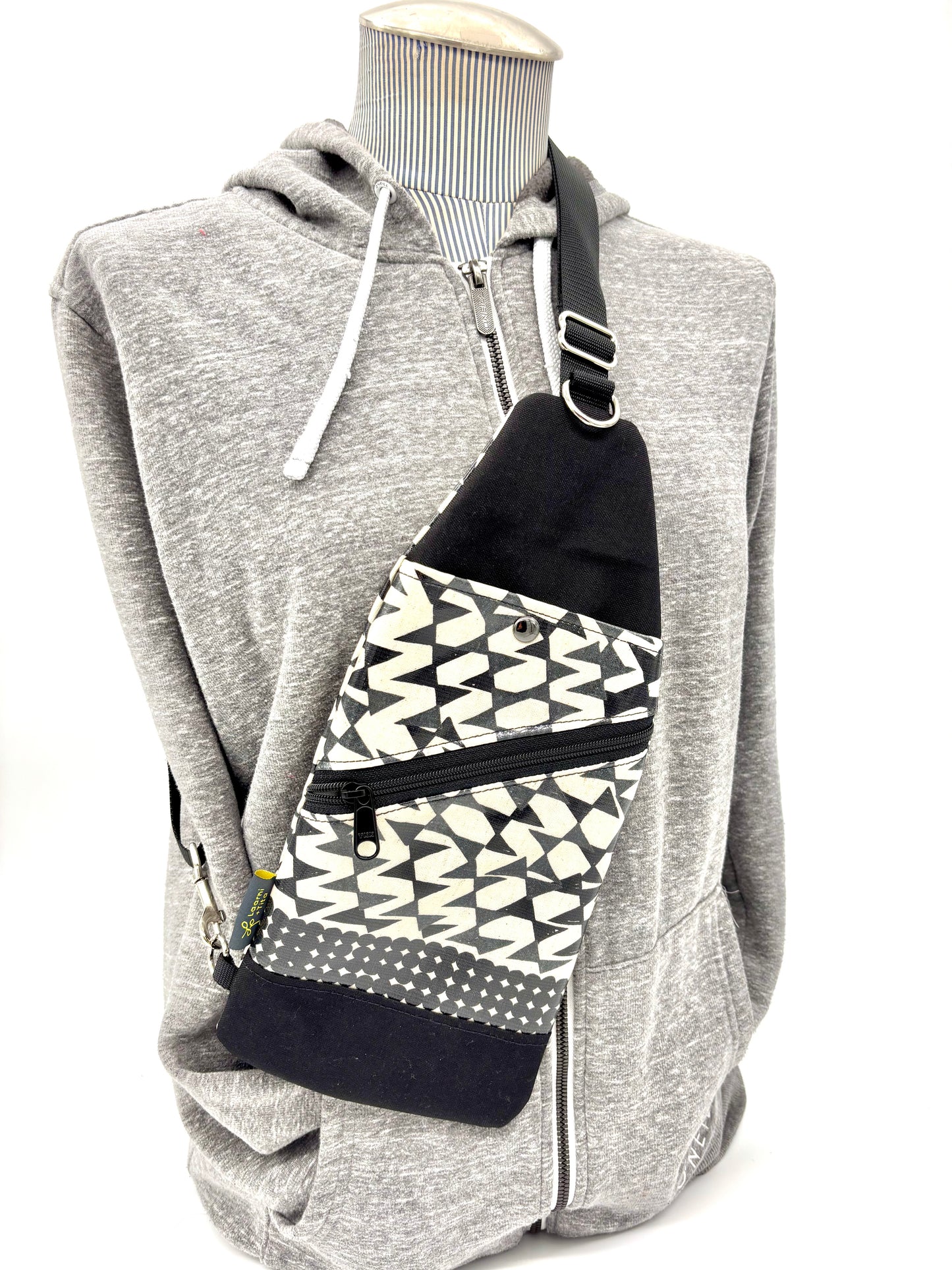 Travel Sling in Streamers Black & White