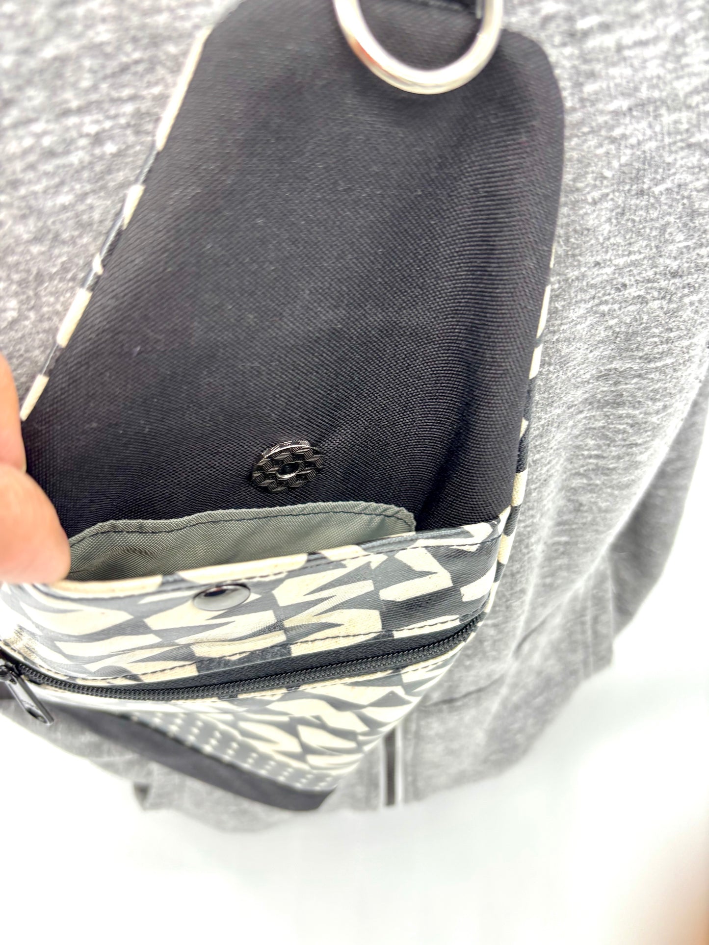 Travel Sling in Streamers Black & White