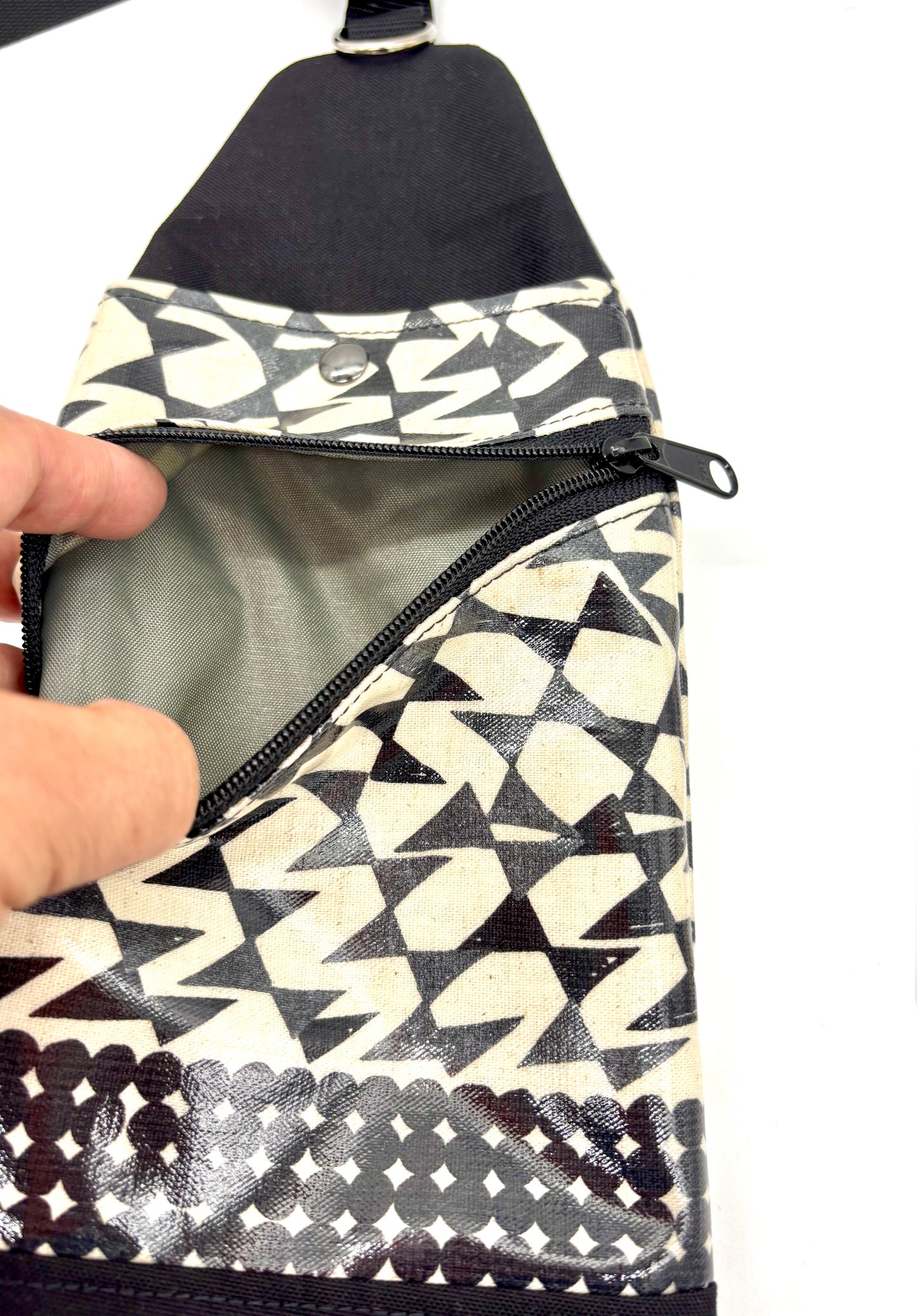 Travel Sling in Streamers Black & White