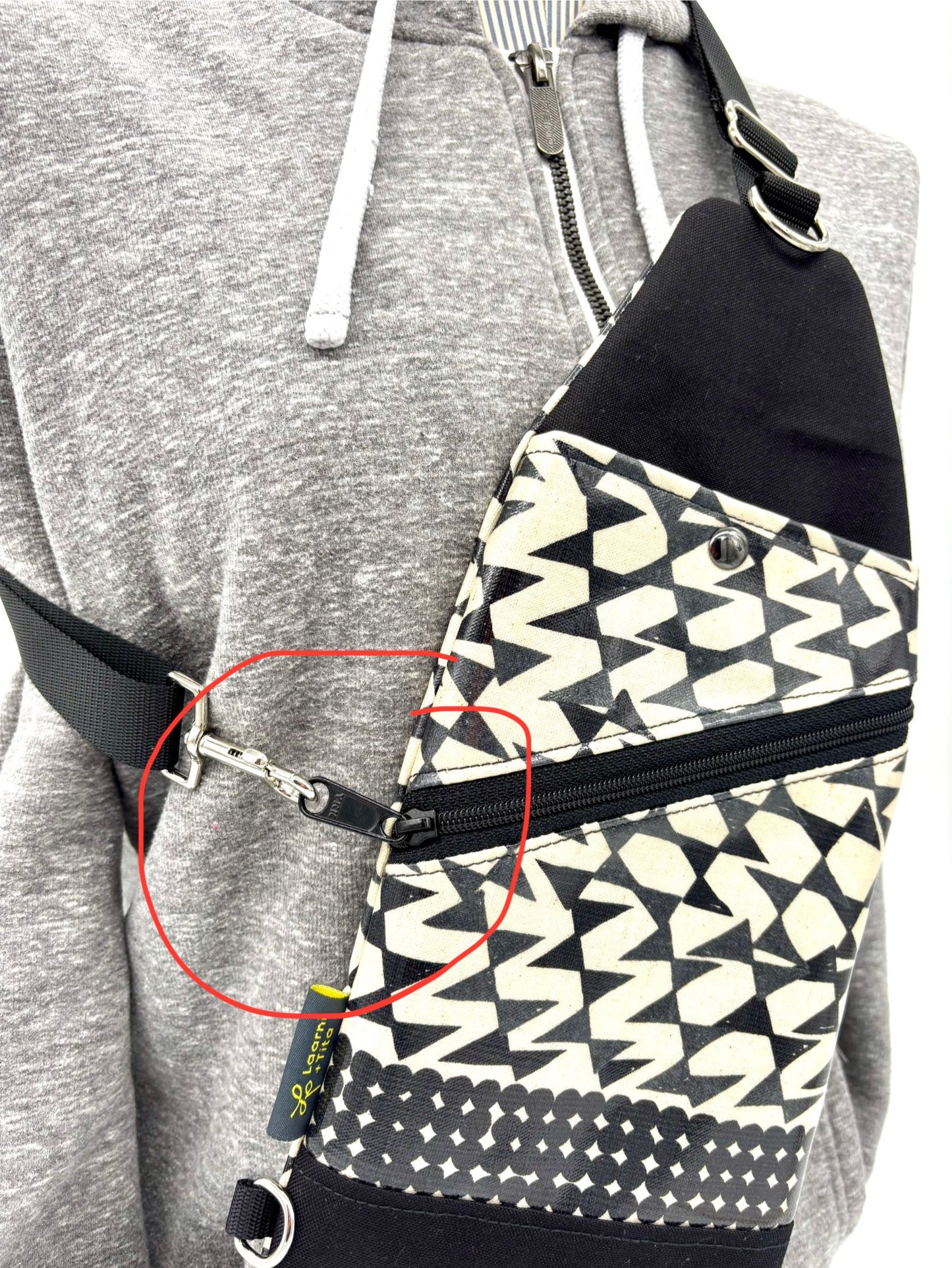 Travel Sling in Streamers Black & White