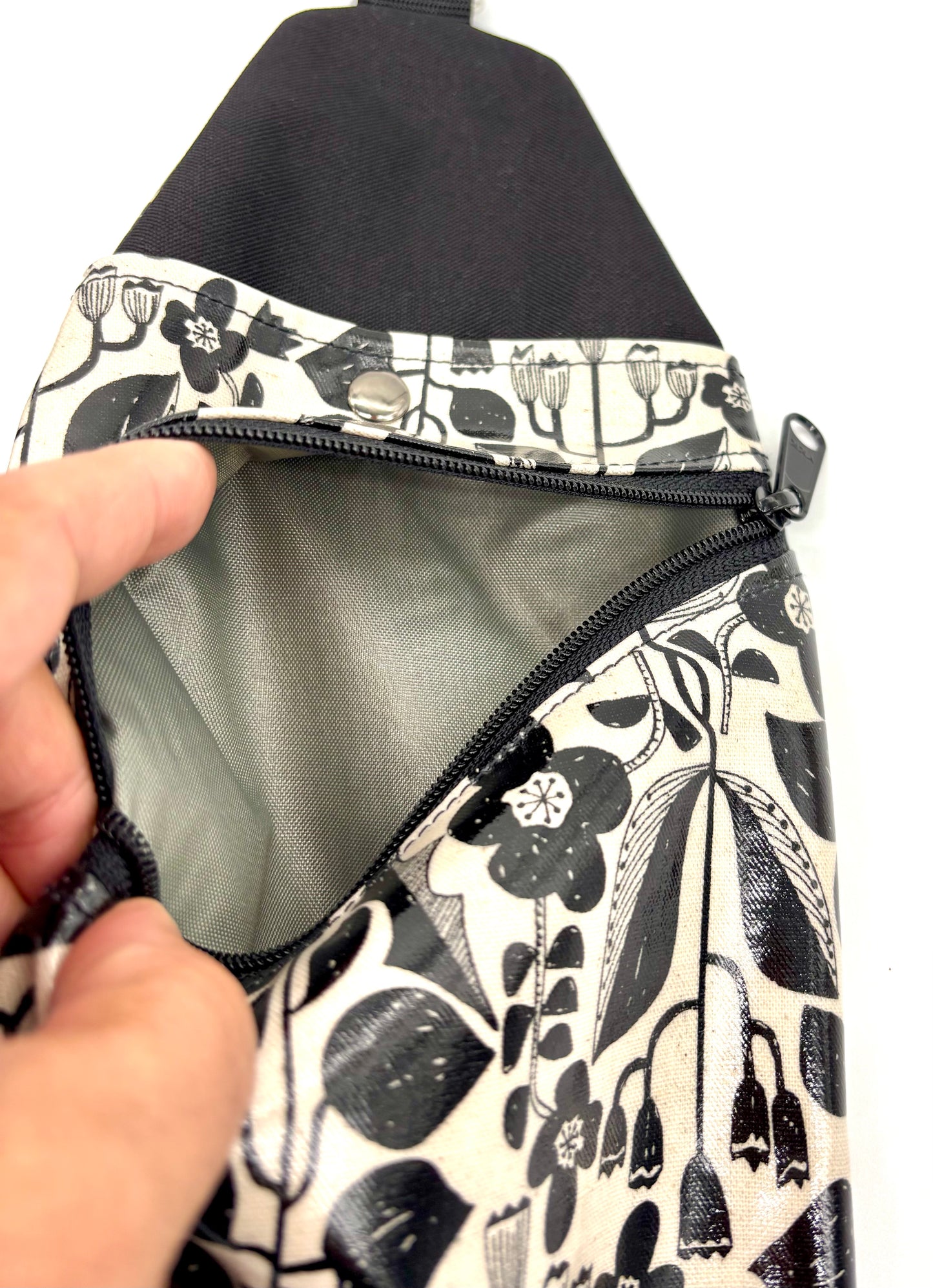 Travel Sling in Botanical Black & White