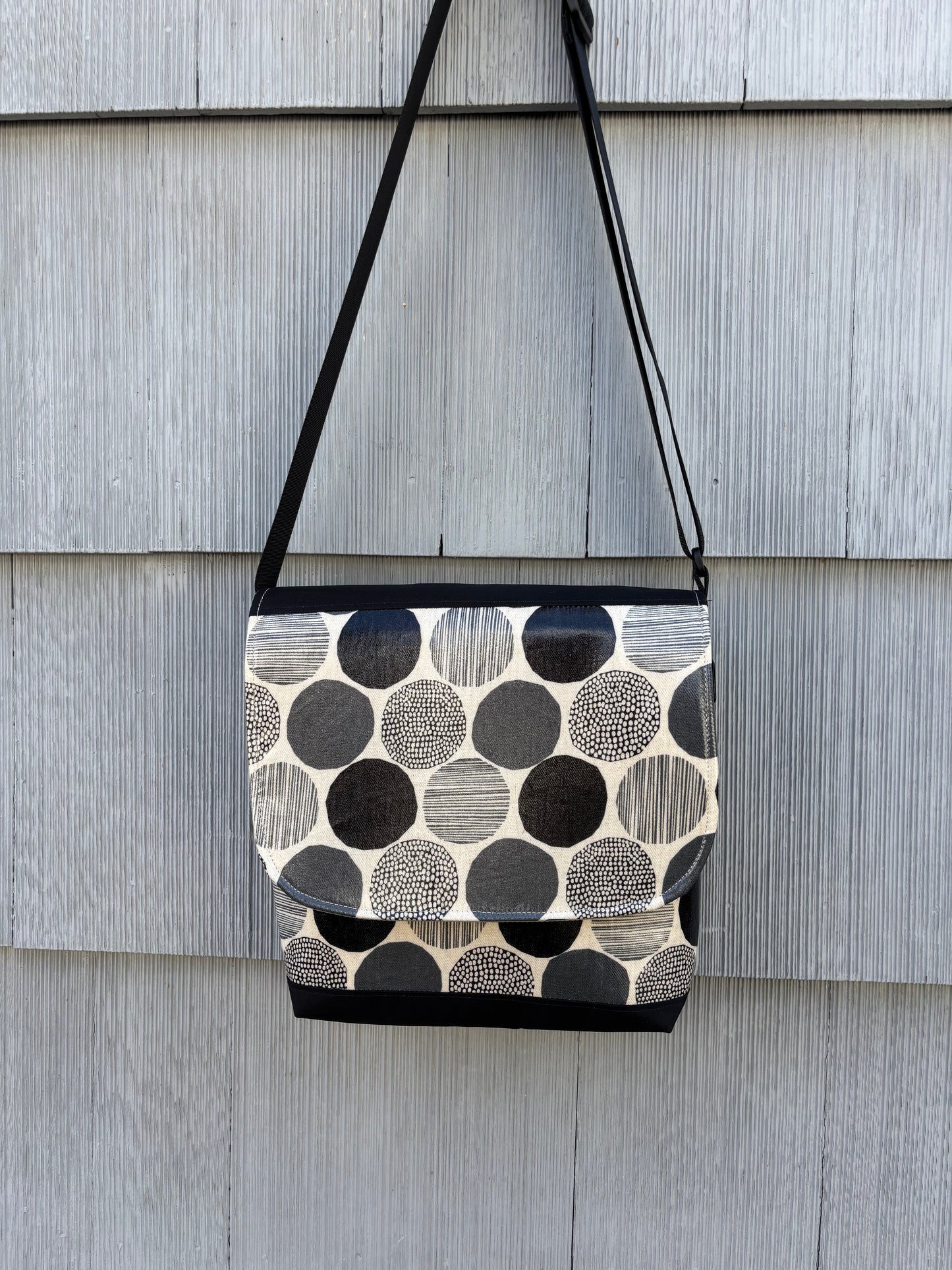 Tall Messenger Bag in Rounds black & white