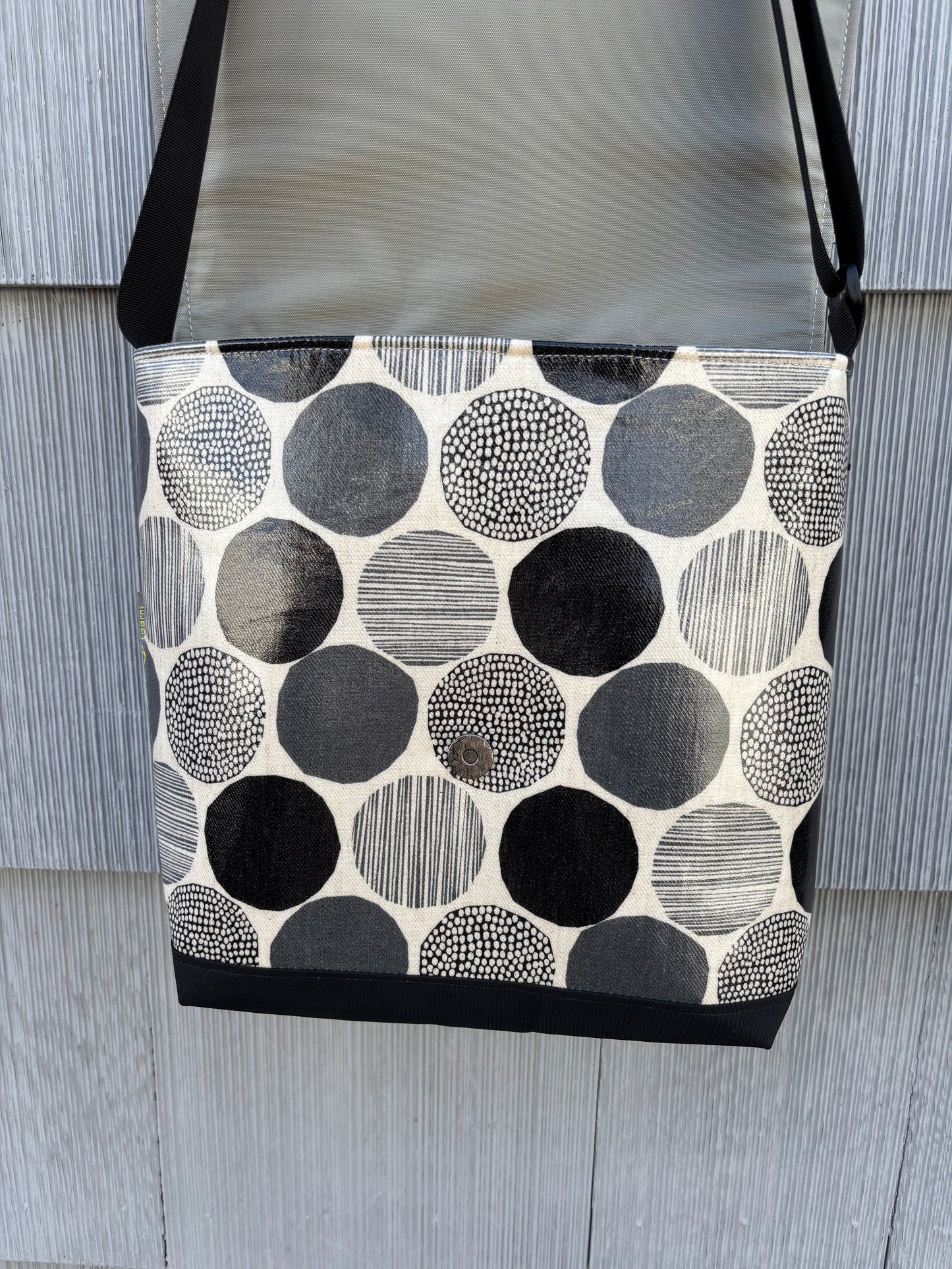 Tall Messenger Bag in Rounds black & white