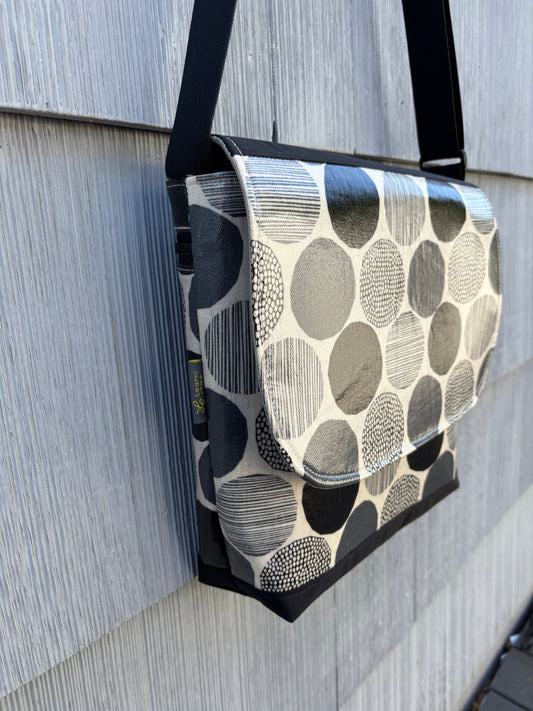 Tall Messenger Bag in Rounds black & white