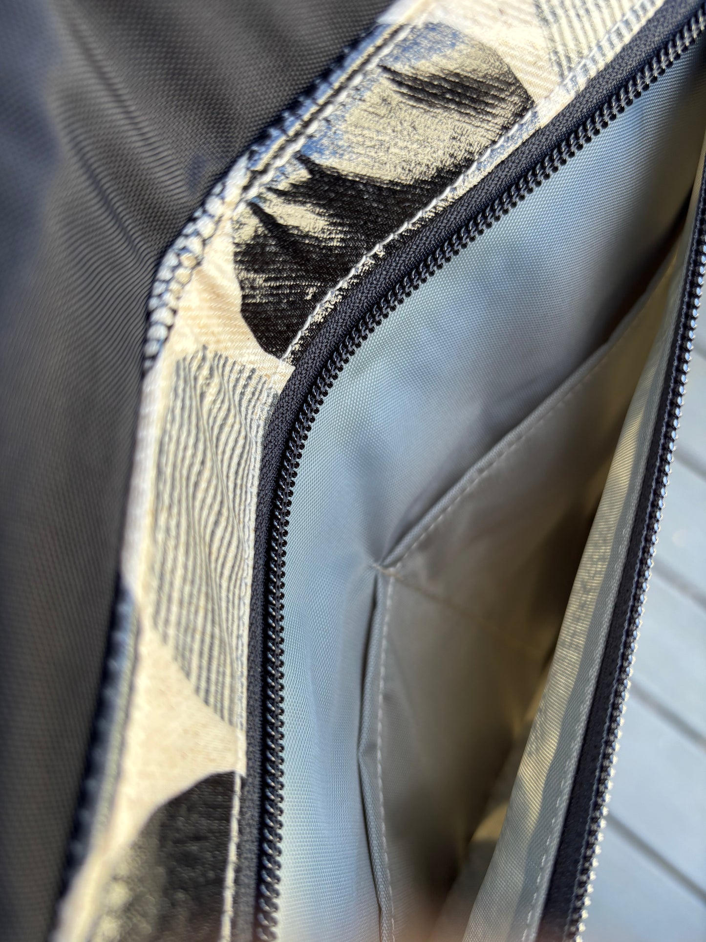 Tall Messenger Bag in Rounds black & white