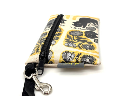 Medium Wristlet in Yarn Cat
