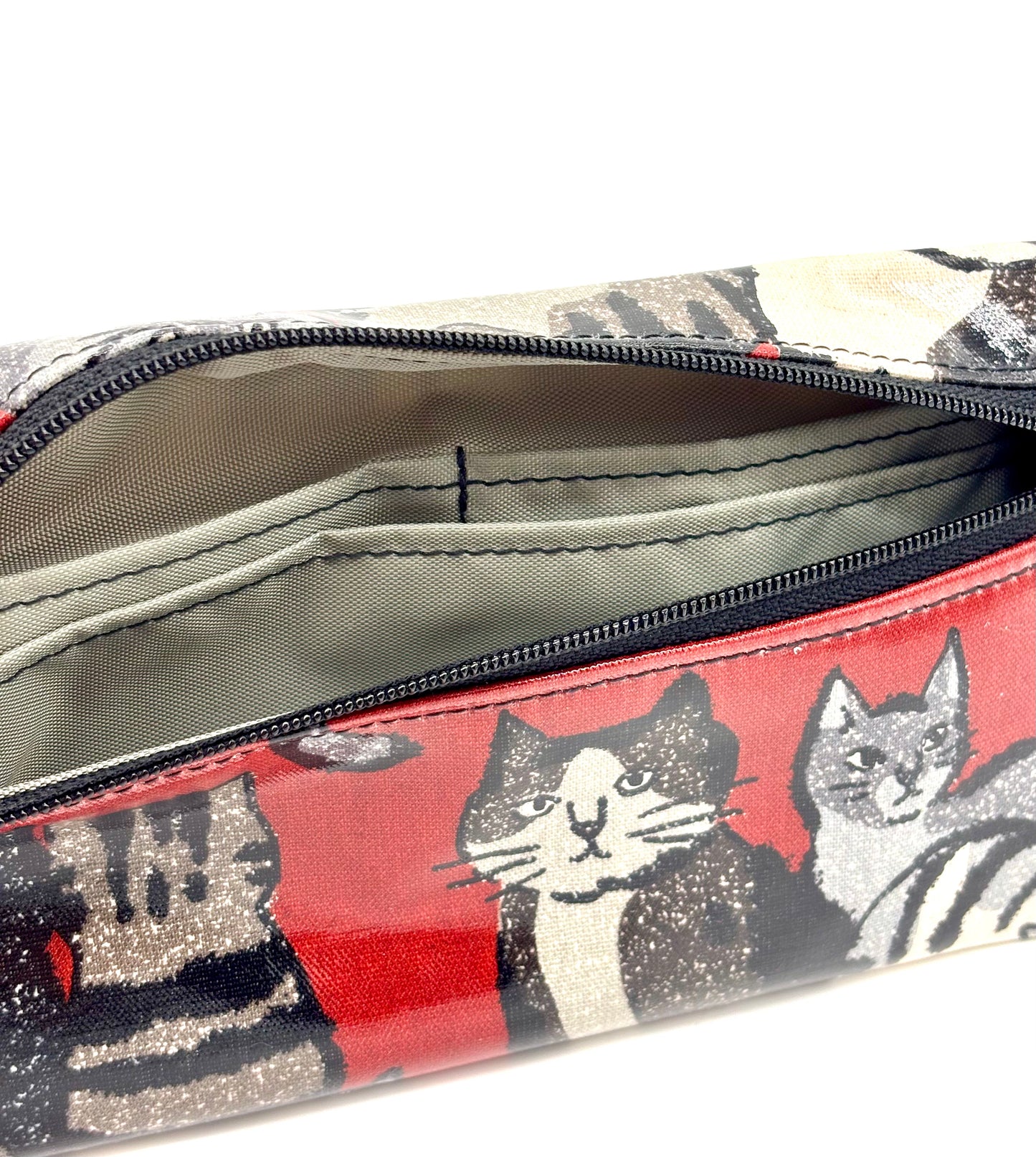 Large Wristlet in Smart Cats in Red