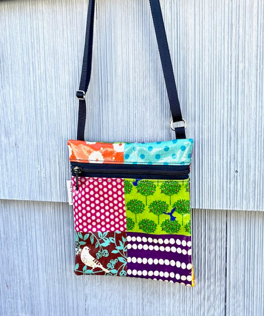 Small Travel Purse in Cream Bird Patchwork