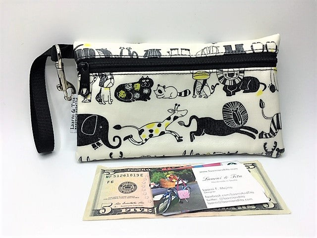 Medium Wristlet in Animals print