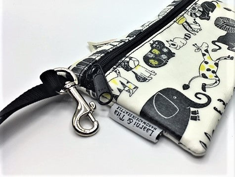 Medium Wristlet in Animals print