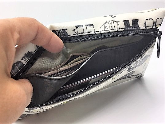 Medium Wristlet in Animals print