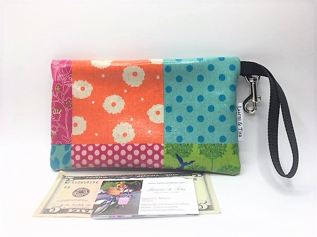 Medium Wristlet in Cream Bird Patchwork