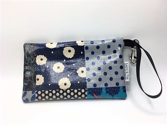 Medium Wristlet in Red Bird Patchwork